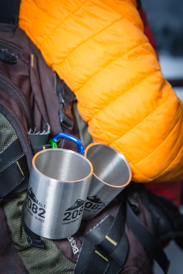 2 Mugs inox mousquetons Photo-Alain-Douce BD-219-TBD