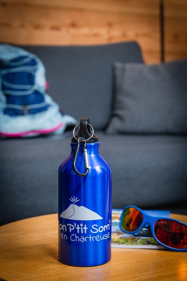 Gourde Mon Petit Som Bleu-Photo-Alain-Douce BD-251-TBD Les photos en intérieur ont été réalisées à la Résidence Les 3 Sommets au Col de porte.