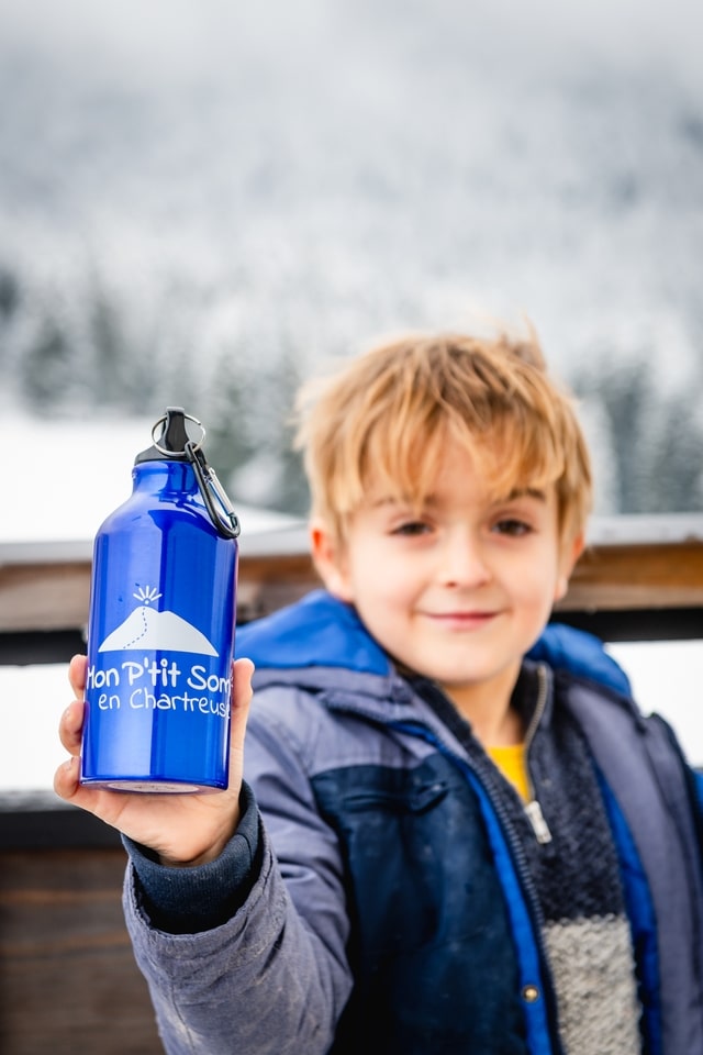 Gourde Mon Petit Som bleu Photo-Alain-Douce BD-225-TBD Les photos en intérieur ont été réalisées à la Résidence Les 3 Sommets au Col de porte.