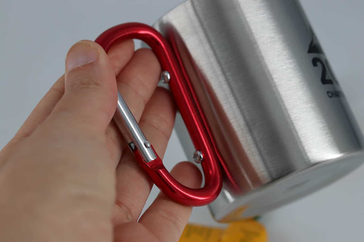 mug-inox-mousqueton-chartreuse-rouge-zoom-mousqueton