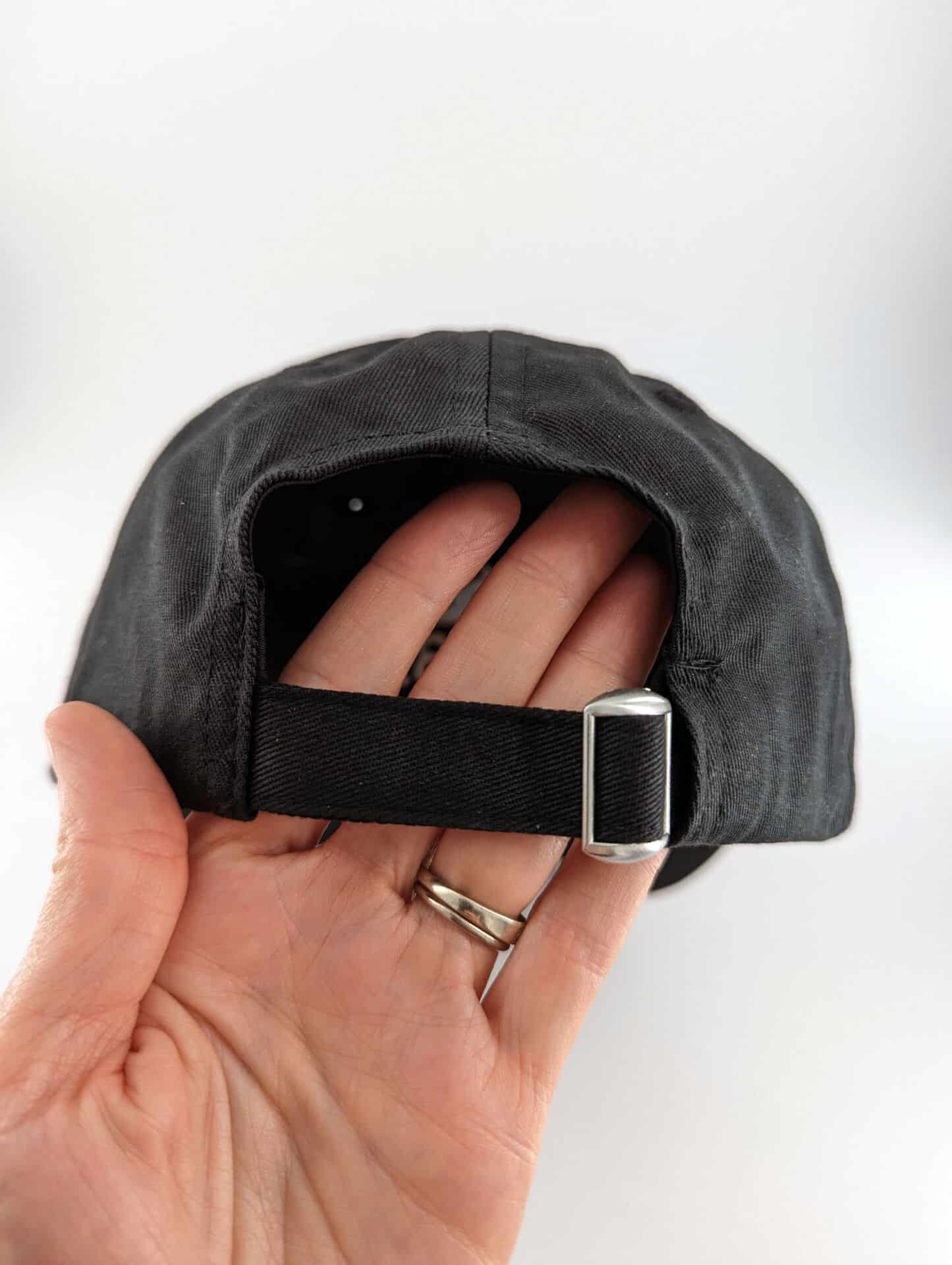 casquette_chartreuse_noire_fermeture